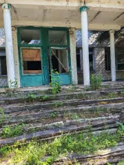 Нежилое здание школы 1798,5 м² и земельный участок 24228 м², Брянская область. Нежилое здание (32:23:0060101:147) (школа) и земельный участок под ним (32:23:0060101:10), а также постройки, имеющиеся на территории. Наименование: данные отсутствуют, количество этажей: 2, в том числе подземных 0…