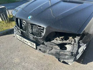 BMW X5 2006 года, черный, 231 л.с., пробег 380000 км, полный привод, АКПП, VIN: 5UXFA13536LY27842. Требуется ремонт КПП и двигателя, отсутствует передний бампер, черный выхлоп, автомобиль не на ходу.