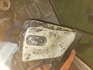 Бензопила марки Stihl. Цвет корпуса оранжевый. Имущество продается в том виде, в каком оно есть, в случае продажи возврату/обмену не подлежит. За скрытые дефекты имущества Продавец ответственности не несет. Состояние: б/у.