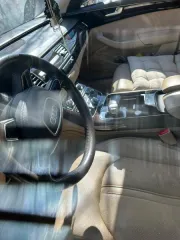 Audi A8L 2014 года выпуска, черного цвета, VIN: XW8ZZZ4H4FG008561. Имеется небольшая вмятина в верхней части кузова в передней части с левой стороны, на передней левой двери в верхней части, на крышке капота с правой стороны. Многочисленные трещины на лобовом стекле в верхней части с левой стороны…