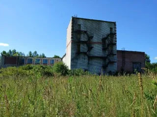Нежилое здание 1438,3 кв.м с участком 5102 кв.м, Республика Марий Эл. Нежилое здание с земельным участком: нежилое здание, кадастровый номер 12:07:0430101:371, адрес: Республика Марий Эл, Новоторъяльский, д. Елембаево, ул. Молодежная, д. 24а, площадь 1438,3 кв.м; земельный участок, кадастровый…