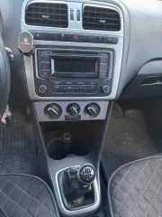 Volkswagen Polo 2013 года, 105 лс, идентификационный номер (VIN): XW8ZZZ61ZEG015531, ГРЗ: М535ОА72, сломана ручка открытия капота, пробег неизвестен, имеются многочисленные сколы, царапины и ржавчина по кузову.