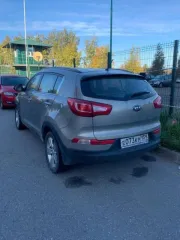Kia Sportage 2013 года, 150 л.с., 160031 км, АКПП, проблемы с проводкой системы зажигания, многочисленные сколы и замятины капота, неравномерный окрас кузова, повреждение переднего бампера, сколы и царапины кузова, отслоение краски, неисправный аккумулятор.