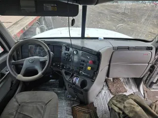 Тягач Freightliner CL120 2002 года, госномер Х448КО138. Шасси 1FUJA6CG03LK93357, двигатель (отсутствует, номер 6067MK60 06R0709446). Дизельный двигатель 12.7 л, мощность 400 л.с., автоматическая коробка передач (отсутствует), привод 6х4, левый руль, цвет белый. Снаряженная масса 7100 кг, полная…