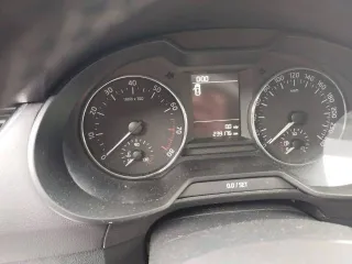 Skoda Octavia 2013 года выпуска, VIN XW8AC4NE8EH016970. Цвет белый, госномер О785НР32. Автомобиль в залоге. Не на ходу: не работает коробка передач, двигатель заводится. Состояние кузова требует покраски, имеются повреждения стоп-сигналов, множество сколов и царапин.