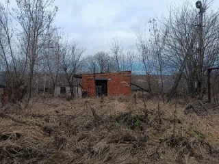 Нежилое здание, общая площадь 255 кв. м, Нижегородская область. Имущественный комплекс: нежилое здание с кадастровым номером 52:36:0003008:2185 - двухэтажное, кирпичное, нежилое здание. Потолки – деревянные, крыша – по обрешетке шифер. Окна наружные с деревянными рамами, двери – дощатые. Отопление…