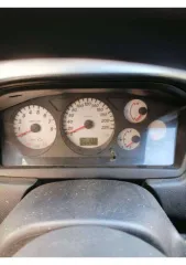 Легковой автомобиль Mitsubishi Lancer 1.3 2006 года, VIN: JMBSNCS1A7U001426. Задний бампер имеет трещину у багажника, катафотик на заднем разбит. Передние фары помутнели. Арки и пороги имеют цветение. Притертость переднего бампера. Требуется замена масла.