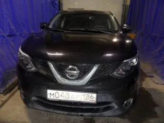 Nissan Qashqai 2014 года, черный цвет, VIN: SJNFBAJ11U1101322, ПТС: 78 УУ 207869, госномер: М048АР186, бензиновый двигатель 2.0 л (144 л. с.), объем 1997 см³, максимальная масса 1890 кг, масса без нагрузки 1447 кг. Совместно нажитое имущество.