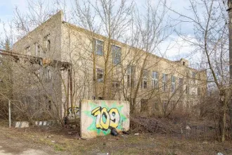 Земельный участок 2322 кв.м и Учебно-лабораторный корпус 1996,9 кв.м Липецкая область Объект 1: Земельный участок, площадь 2322 +/- 17 кв.м., кадастровый номер: 48:20:0027502:651, местоположение установлено относительно ориентира, расположенного в границах участка. Почтовый адрес ориентира…