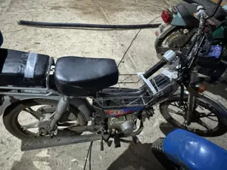 Мопед Delta FL50Q-2, госномера отсутствуют. Рама серого цвета, сиденья кожаные черного цвета, передние и задние колеса в наличии, ключи в замке зажигания. Находится длительное время на стоянке, без документов. Рабочее состояние не проверялось (Уведомление №2922 К от 06.11.2025 г.).