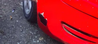 Mitsubishi Colt 2003 года выпуска, легковой автомобиль комби (хэтчбек). Цвет красный, VIN: Z27A0009191. Имеются повреждения колёс (шин), элементов ходовой части, стекол, фар, указателей поворота, стоп-сигналов и других стеклянных элементов, включая зеркала, а также царапины, сколы, потертости…