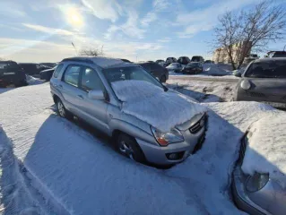 Kia Sportage, 2009 года, 141 л.с., серого цвета, VIN: XWEKH812DA0000618, ПТС 39 МУ 013369. Автомобиль имеет повреждения: заднее левое крыло - нарушение ЛКП (потертости), царапина длиной 80-90 см над передней и задней левой дверью (нарушение ЛКП), накладка передней левой двери - нарушение ЛКП…