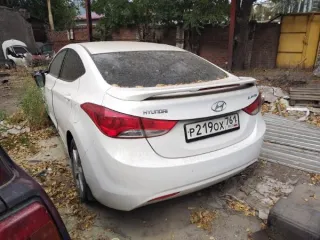 Hyundai Elantra 2012 года выпуска, государственный регистрационный знак Р219ОХ/761, VIN KMHDG41CBDU741475. Кузов белого цвета, с признаками эксплуатации, видимыми дефектами и механическими повреждениями, возможны скрытые повреждения и дефекты.