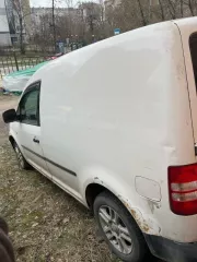 Транспортное средство ФОЛЬСВАГЕН 2KN CADDY , 2013 года выпуска, государственный регистрационный знак С922КН799, VIN: WV1ZZZ2KZDX107010, цвет: белый. Имеются сколы по периметру всего кузова  капот,крыша,крылья, крышка багажника , неисправность КПП  2 ая и 3 ая скорость вылетают .