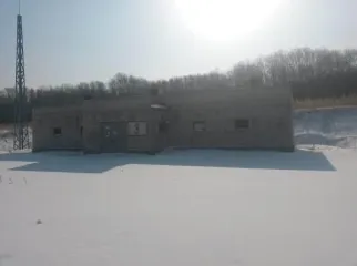 Земельный участок и нежилые помещения 233,2 кв.м Приморский край Земельный участок кадастровый номер 25:13:030209:1328 площадью 19822 кв.м категория земель: Земли населенных пунктов виды разрешенного использования: склады адрес местоположению: местоположение установлено относительно ориентира…