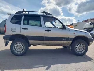 Легковой автомобиль, Chevrolet Niva, 2004 г.в., цвет: белый (светло-серебристый металлик), VIN: X9L21230040010403