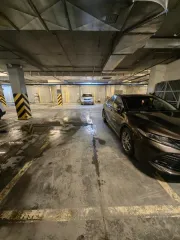 Машино-место площадью 13.3 кв.м, расположенное на подземном этаже по адресу: Тюменская область, город Тюмень, проезд Ледниковый, дом 2, сооружение 1, номер 120. Кадастровый номер 72:17:1313004:8956. Основные конструктивные элементы: стены и перегородки железобетонные, внешние стены окрашены. Въезд…