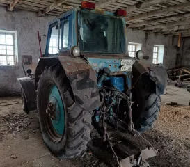 Трактор колесный МТЗ-80 1992 г.в., гос. №5483 УР 26 и трактор Т-40М 1990 г.в. (в нерабочем состоянии).