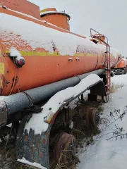 Полуприцеп-цистерна Neftaz 96742-03, 2010 год, цвет оранжевый. VIN: X1F96742BA0001119, госномер: АР584586. Имеет множественные сколы, местами коррозию, отсутствуют все колесные диски и резина.