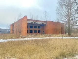 Здание клуба, площадь 783,5 кв.м. и земельный участок площадью 2581 кв.м. Назначение: нежилое, кадастровый номер 18:13:064001:215 и земельный участок площадью 2581 кв.м., категория земель: земли населенных пунктов, разрешенное использование: для размещения здания клуба и обслуживания прилегающей…