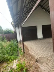 Жилой дом 194,5 кв.м и ЗУ 1000 кв.м, Краснодарский край, Ейский р-он, п. Краснофлотский. Объект № 1: Жилой дом, назначение: жилое, общая площадь 194,5 кв. м., количество этажей: 2, в том числе подземных 0, КН 23:42:0705061:151, дом 2011 г.; Объект №2: Земельный участок, общей площадью 1 000 + / +…