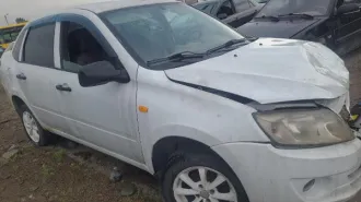 Лада Гранта 2005 года, белого цвета, госномер М334ВН17. Передняя часть разбита после ДТП: повреждены левая крыло и передний бампер, капот не закрывается, искорежен. VIN: ХТА219000С0092133. Седан.