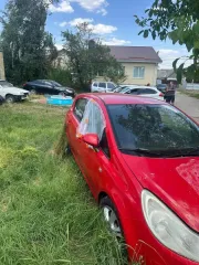 Opel Corsa 2010 года выпуска, красный хэтчбек. VIN W0L0SDL68B4135427, госномер Р151ХА 26. Объем двигателя 1398 см³, мощность 101 л.с. Отсутствуют ключи и документы. Трещины на переднем и заднем бамперах. Отсутствует стекло передней правой двери. Следы абразивного износа на всех стеклах и зеркалах…