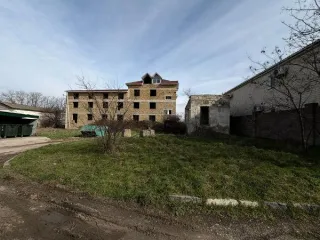 Незавершенное строительство 1059.6 м², котельная 80.7 м², участок 1433 м², Крым. Объекты по адресу: Республика Крым, Симферопольский район, пгт Николаевка, ул. Морская, д. 25. Незавершенное строительство (проектируемое назначение – нежилое здание, степень готовности – 40%) площадью 1059.6 кв. м…