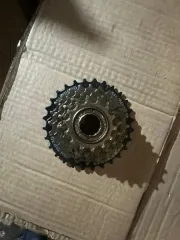 Звездочка велосипедная, 3 грузовых места. Металлическая форма для выпечки кексов, арт. КН-1361. Металлическая складная полка, арт. НК-3913. Запчасти для автомобиля: корпус заднего багажника пластмассовый, артикул K001-1027434-9. Мини-вафельница, арт. 070, вес брутто, 16 грузовых мест. Фара…