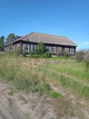 Здание школы (назначение: нежилое здание), общей площадью 612,6 кв.м., с кадастровым номером 18:24:091002:838, с земельным участком из земель населенных пунктов, вид разрешенного использования: Общественное использование объектов капитального строительства (код 3.0), с кадастровым номером…