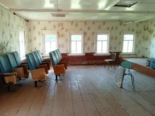 Нежилое здание 50 кв.м с земельным участком, Ярославская область, Первомайский район, д.Паршино, ул. Молодежная, д.28, площадью 50,0 кв.м, кадастровый номер 76:10:070701:9983, общая площадь 50, год ввода в эксплуатацию 1979, материалы наружных стен здания бревно, количество этажей 1