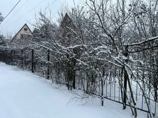 Дом 41,8 кв.м и участок 600 кв.м, Московская область. Здание, назначение: жилое, количество этажей: 1, кадастровый (условный) номер 50:16:0000000:11671, площадь здания: 41,8 кв. м., место нахождения: Россия, обл. Московская, р-н Ногинский, рп Воровского, снт Отдых, дом 152 и расположенный под…