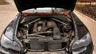 Bmw X6 2010 года, VIN: WBAFG2102BLN92421. Автомобиль не заводится из-за проблем с топливными форсунками. Боковые зеркала - царапины, повреждение лакокрасочного покрытия. Правое переднее крыло - скол, повреждение лакокрасочного покрытия (закрыто пленкой). Правый передний подкрылок - кустарная…