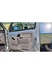 Renault Kangoo 2008 года, 75 л.с., пробег 111111 км. Легковой универсал, VIN: VF1KCEBCF40098542, госномер М418ЕТ13. Не работает таксометр, не показывает дисплей с топливом и температурой, двигатель работает с перебоями. Вмятины на задней правой двери и заднем правом крыле. Царапина на левой фаре…