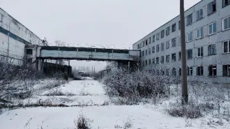 Имущественный комплекс по адресу: Красноярский край, г. Сосновоборск, ул. Заводская, д. 1  обременение: ипотека в пользу у ГКР «ВЭБ.РФ» : 1  Здание  административно бытовой корпус №8 , КН: 24:56:0101001:251, пл. 6600.60 кв. м  2  Здание  корпус складов , КН: 24:56:0101001:428, назначение: нежилое…