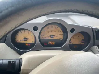 Nissan Murano 2003 года, синий. VIN: JN8AZ08T04W208427, ПТС: 55ОУ №128258, госномер: Х263СР55. Бензиновый двигатель 3.5 л (3498 куб. см) мощностью 249 л. с. (183,1 кВт). Максимальная масса 2200 кг, снаряженная масса 1720 кг.