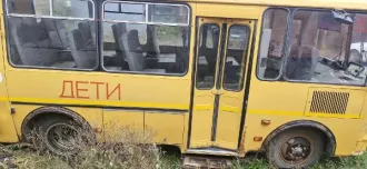 Автобус специальный для перевозки детей «Школьный» ПАЗ 32053-70, 2013 год выпуска, регистрационный номер Х637СН 161. Тип двигателя: бензиновый. Модель, № двигателя: 523420, D1006125. Мощность двигателя: 90,00 кВт (122,4 л. с.). Цвет: желтый. Разрешенная максимальная масса: 6270 кг. Паспорт…