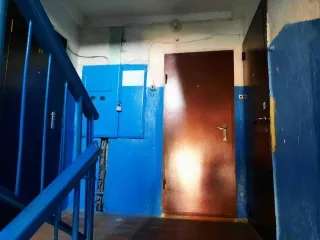 1/2 доли квартиры 49.2 кв.м, назначение: Жилое, адрес (местонахождение): Россия, обл Ульяновская, г Инза, 7 микрорайон, дом 11, квартира 42, площадь: 49,2 кв.м., кадастровый (условный) номер: 73:04:030148:1497. Находится в долевой собственности (имеются аресты и ограничения).