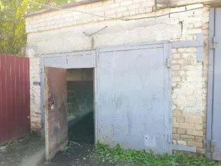 Одноэтажное здание гаража №1, 16,5 кв.м, Калужская область, г. Людиново, ул. III Интернационала, д.11, с кадастровым номером 40:28:010409:244, реестровый номер федерального имущества П12420004966, 1 этаж.