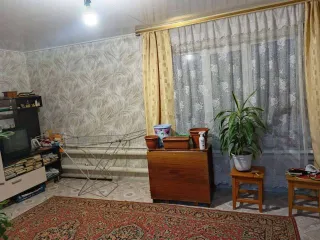 Продается 1/4 доля квартиры площадью 40.1 м² и 1/3 доля земельного участка площадью 1400 м², расположенных по адресу: Томская область, Молчановский район, село Молчаново, улица Юбилейная, дом 10, квартира 2. Кадастровый номер квартиры: 70:10:0101003:699, участка: 70:10:0101003:341.