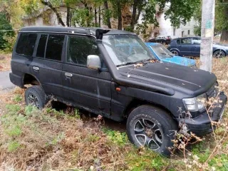 Mitsubishi Pajero 1998 года, 145 л.с., полный привод, АКПП. Цвет зеленый. VIN: JMY0RV430WJ002037, ПТС: 46РА927252, госномер М841УХ32. Производитель Япония. Модель двигателя 6G72, бензиновый, объем 2972 куб. см, мощность 147 л.с. Разрешенная максимальная масса 2405 кг, масса без нагрузки 1795 кг.