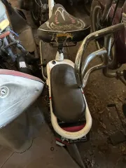 Электросамокат, год выпуска не установлен. Документы отсутствуют, не на ходу, имеет внешние повреждения, возможны внутренние повреждения. Имущество продается в том виде, в каком оно есть, в случае продажи возврату/обмену не подлежит. За скрытые дефекты имущества Продавец ответственности не несет.