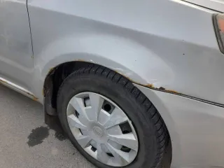 Geely GC6, 2014 года, 94 лс, 397464 км, легковой автомобиль, VIN X9W8624SGED000795, марка: Geely GC6, год изготовления: 2014, мощность двигателя, л. с. (кВт): 94, цвет: серебристый, вид собственности: индивидуальная, пробег 397464. На кузове невооруженным глазом видны следы коррозии.