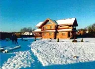 Домовладение в Рузском районе Московской области, Сумароковском сельском округе, вблизи деревни Лихачёво, участки 125 и 122. Включает жилой дом (313,6 кв. м.), гараж (145 кв. м.), баню (130 кв. м.), навес для автомобилей (61,22 кв. м.) и мастерскую (151,79 кв. м.). Земельный участок с к. н…