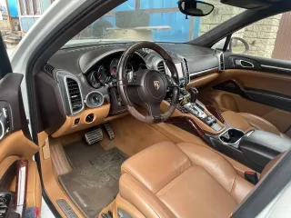 Porsche Cayenne S 2012, 400 лс, 293557 км, полный привод, АКПП. Транспортное средство PORSHE CAYENNE S 2012г.в., VIN WP1ZZZ92ZCLA51162, 400 л.с., объем двигателя 4806 куб.см., цвет белый. Требуется замена АКПП, не включается задняя передача.
