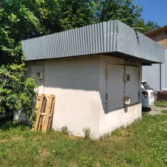 земельный участок с объектом недвижимости год постройки -1997; общая площадь – 8,6 кв.м., число этажей -1;  стены – пескоблоки; перекрытия – ж/б плиты; крыша – шиферная; полы – дощатые оргалит, электроснабжение- централизованное; отопление, водоснабжение, водоотведение – отсутствуют.        …