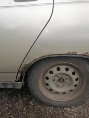ВАЗ 2112, 2006, VIN XTA21124060423464, госномер Т437УС42, цвет серебристо-бежевый. Машина гнилая, коробка скоростей хрустит иногда, царапины, вмятины по кузову. Автомобиль на момент проверки на ходу. Неудовлетворительное техническое состояние. Может быть на момент продажи не на ходу.
