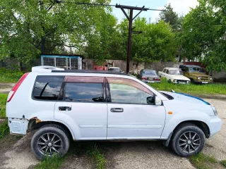 Nissan X-Trail, 2003 год, синий (голубой). ПТС: 25ТО 463044, госномер: У701TX125, двигатель: QR20320956A, мощность 150 л.с. Разрешенная максимальная масса 1685 кг, масса без нагрузки 1410 кг. Находится в совместной собственности.