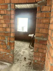 Земельный участок 1026 м² в Ставропольском крае по адресу: Россия, Ставропольский край, г. Ессентуки, ул. Комарова, площадь 1026+/-11 кв.м., на котором находится объект незавершенного строительства.