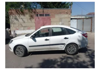 LADA Granta 2022 года выпуска, VIN: XTA219140P04650985. Цвет кузова белый, объем двигателя 1596 см³, тип кузова: легковой комби (хэтчбек). Автомобиль на ходу, однако требует комплексного ремонта: неисправен кондиционер; из‑за износа задних тормозных барабанов и колодок не функционирует стояночный…